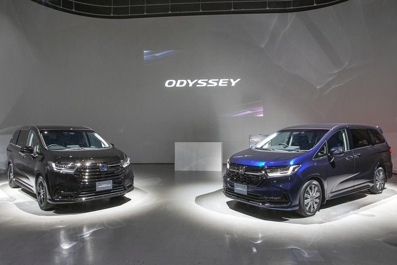 マイナーチェンジされたホンダのミニバン「オデッセイ」。左はe：HEV アブソルート EX。右がアブソルート（純正アクセサリー装着車）