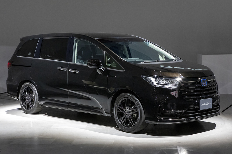 マイナーチェンジしたオデッセイ。タイプはe：HEV アブソルート EX。カラーはプレミアムスパークルブラック・パール