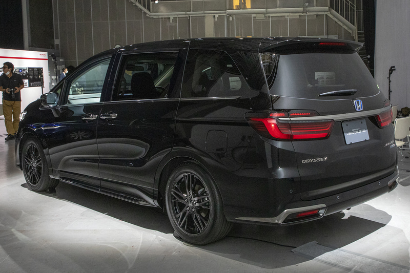 マイナーチェンジしたオデッセイ。タイプはe：HEV アブソルート EX。カラーはプレミアムスパークルブラック・パール