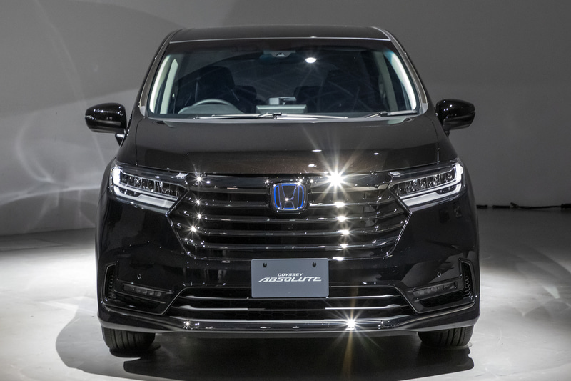 マイナーチェンジしたオデッセイ。顔つきが大きく変わった。ボンネット前側の厚みを増し、グリルを大型化。そして薄型のライトを採用