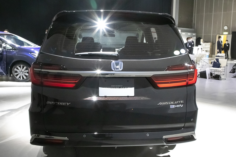 リアコンビライトのデザインも変更されている。左右のライトを繋ぐメッキ加飾モールも装備