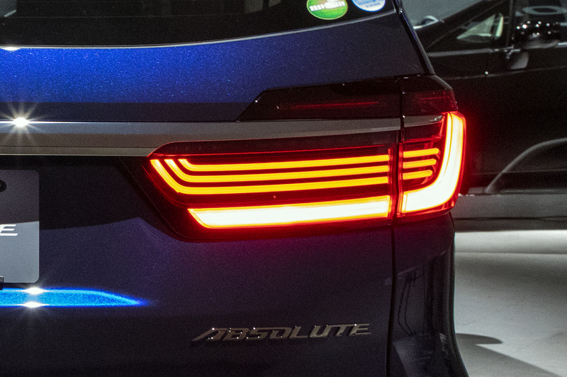 リアコンビライトのデザインも以前の直線的デザインから大幅に変更された