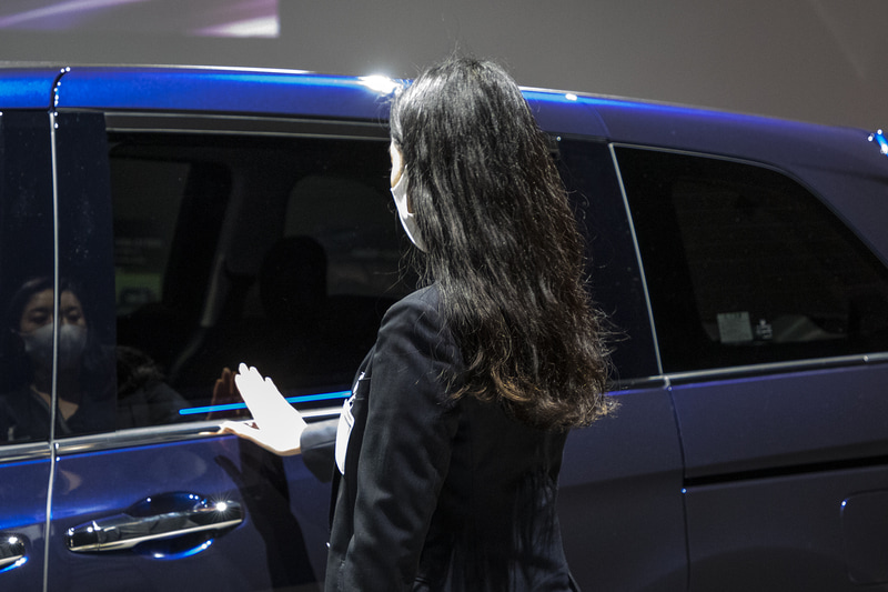 全車とも左右のスライドドアにはジェスチャーコントロール・パワースライドドアを採用。キーを携帯した状態で近づくとセンサー部のバー状LEDが点灯。約1～1.5cmほどまで手を近づけて左右に動かすとパワースライドドアが動作する