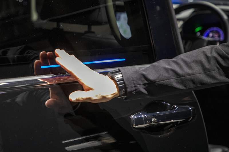 センサーが反応するとバー全体が点灯する。操作したい方向へ手のひらを動かす