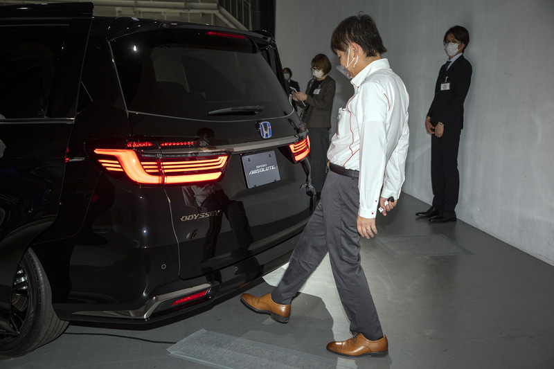 ハンズフリーアクセスパワーゲートはe：HEV アブソルート EXとアブソルート EXに装備。スイッチ操作により開閉途中の保持や開く高さの設定変更も可能