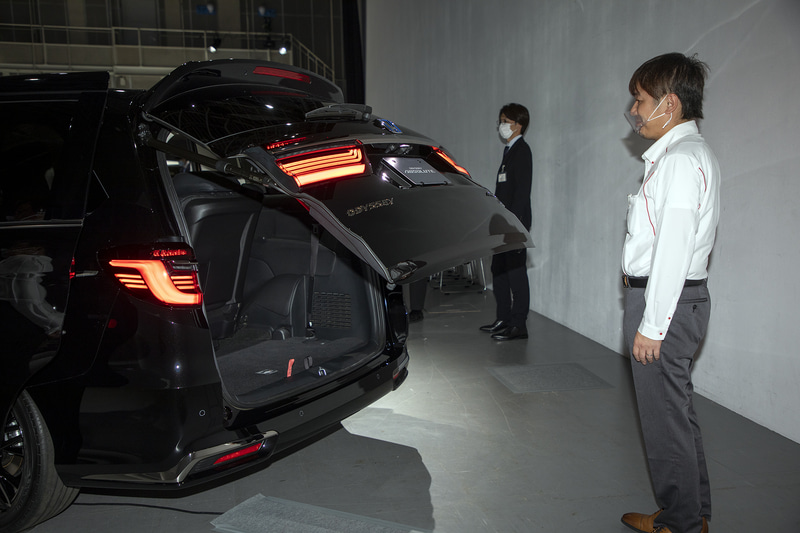 ハンズフリーアクセスパワーゲートはe：HEV アブソルート EXとアブソルート EXに装備。スイッチ操作により開閉途中の保持や開く高さの設定変更も可能