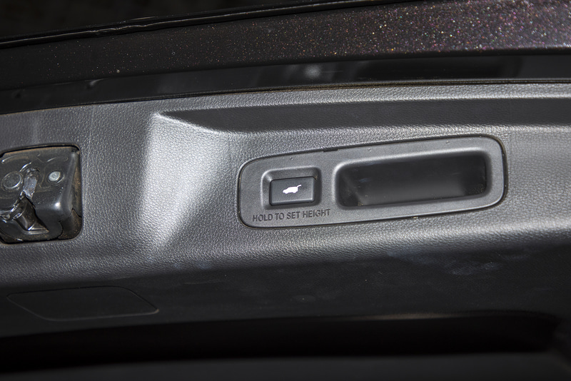 ハンズフリーアクセスパワーゲートはe：HEV アブソルート EXとアブソルート EXに装備。スイッチ操作により開閉途中の保持や開く高さの設定変更も可能