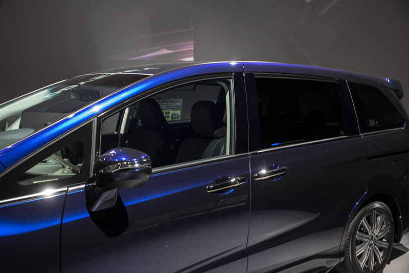 フロントドアガラスは遮音/IRカット（遮熱）/スーパーUVカット機能付き。リアドアとリアクォーター、テールゲートには高熱線/UVカット機能付きのプライバシーガラスが使われる。なお、テールゲートガラスは遮音性を上げるため、従来より厚みを増やしたガラスを使用する