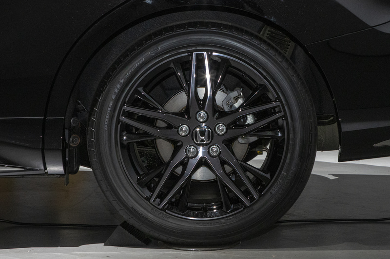 e：HEV アブソルート EXとアブソルート EXにはロードノイズを低減させる効果のある18インチノイズリデューシングアルミホイールを装着。タイヤサイズは225/50R18