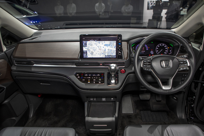 インパネまわり。ステアリングのデザインとコンビメーターのデザインが変更されている。装着されているカーナビは専用10インチ プレミアムインターナビ