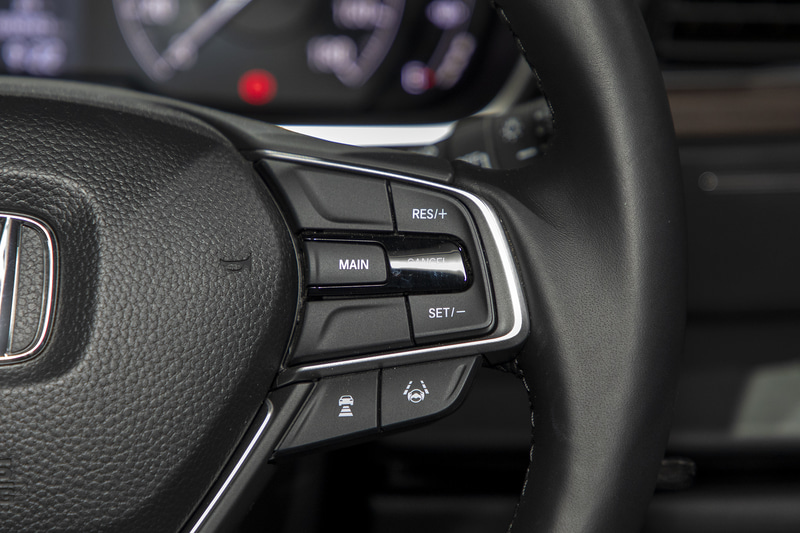 右側はACC（アダプティブクルーズコントロール）やLKAS（車線維持支援システム）などの操作スイッチを配置