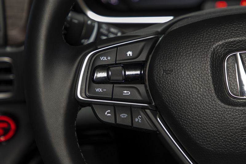 左側はナビなどの音声操作、電話やオーディオなどのコントロールスイッチを配置。ステアリングスイッチに書かれている文字やアイコンは昼夜問わずに見やすいものだ