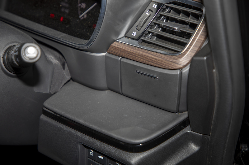 収納式の前席ドリンクホルダー。使いやすい位置に追加された