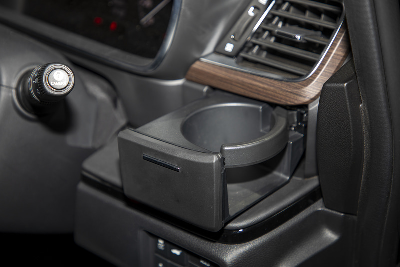 収納式の前席ドリンクホルダー。使いやすい位置に追加された