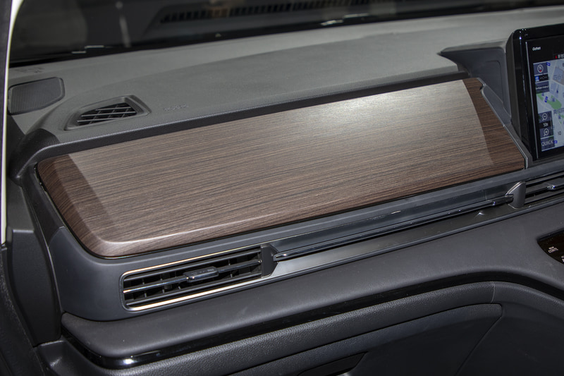 助手席前にはリッド付きのインパネアッパーボックスを設定。グローブボックスと合わせて収納が増え使いやすさ向上