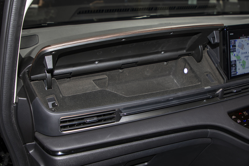 助手席前にはリッド付きのインパネアッパーボックスを設定。グローブボックスと合わせて収納が増え使いやすさ向上