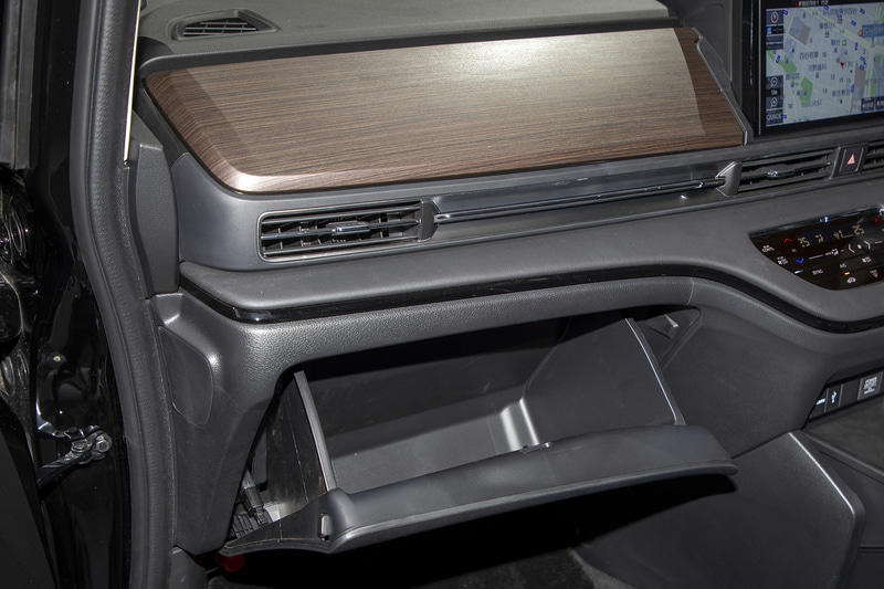 助手席前にはリッド付きのインパネアッパーボックスを設定。グローブボックスと合わせて収納が増え使いやすさ向上