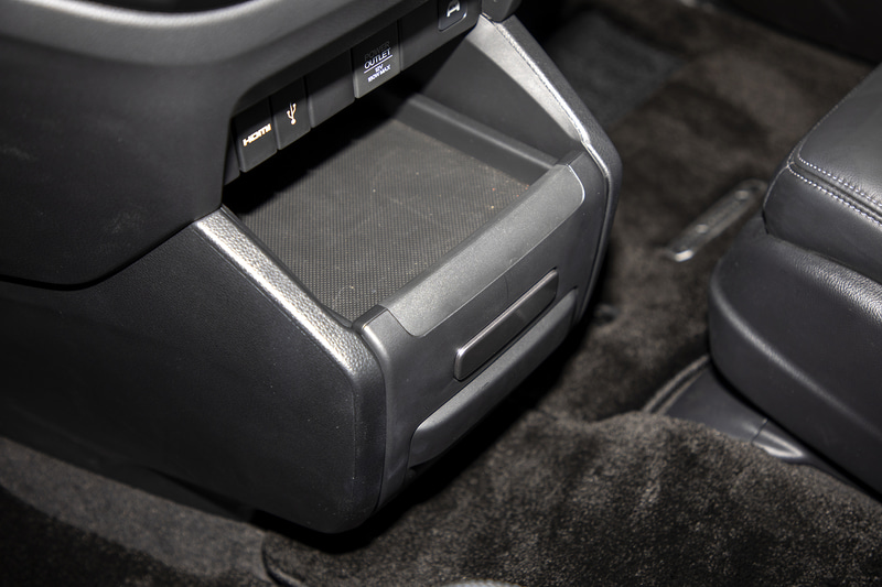 センターコンソールは引き出すとトレイの面積が広がる。さらに下段には2席分のドリンクホルダーがある