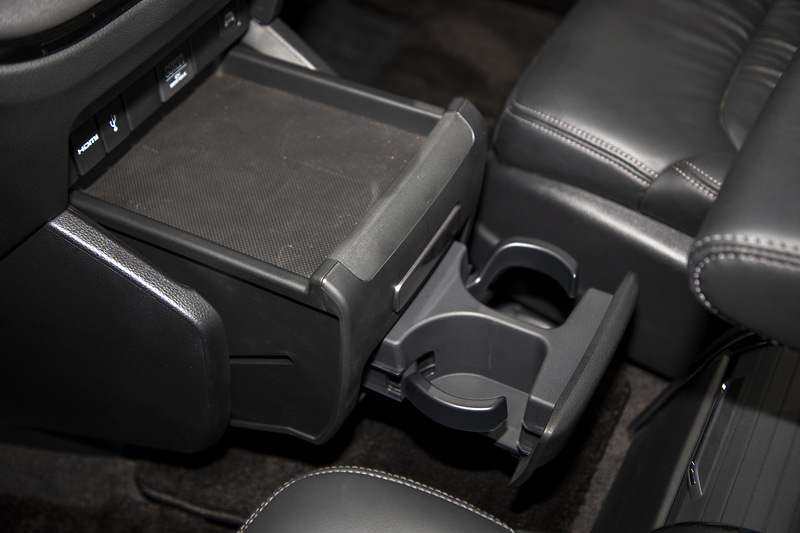 センターコンソールは引き出すとトレイの面積が広がる。さらに下段には2席分のドリンクホルダーがある