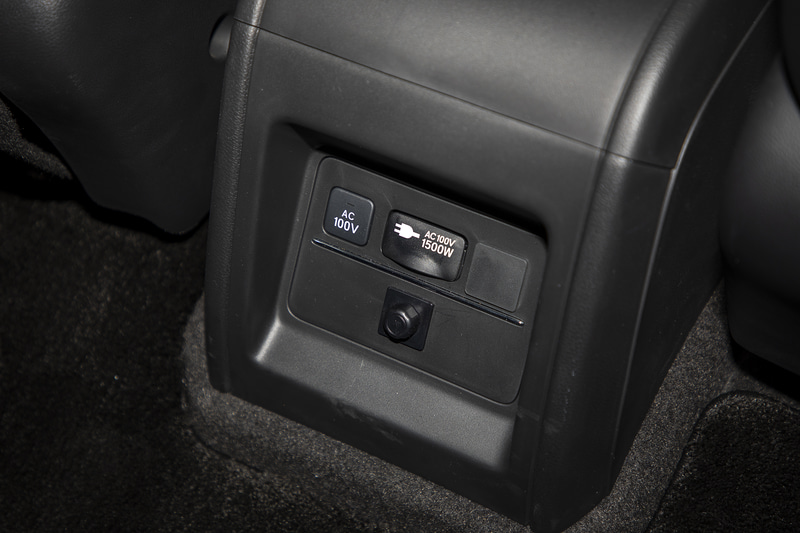 e：HEV車は2列目シート用のコンソール部分にあるソケットから1500Wの電源が取れる