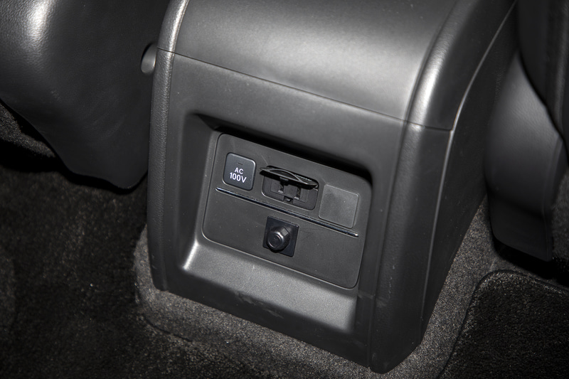 e：HEV車は2列目シート用のコンソール部分にあるソケットから1500Wの電源が取れる