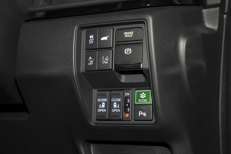 運転席右側にあるスイッチ類。電動パーキングブレーキのスイッチもここにある