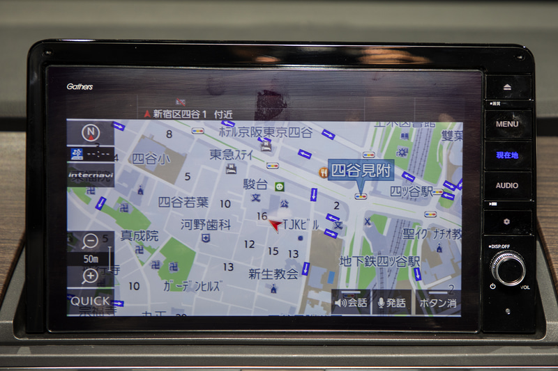 このモデルからメーカーオプションのナビがなくなり、純正ディーラーオプションのオデッセイ専用10インチ プレミアムインターナビの設定となった