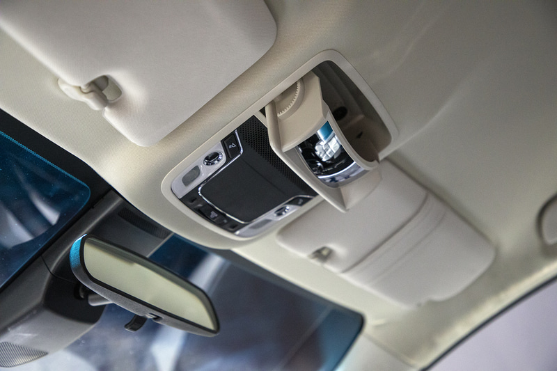 サングラス収納部にはミラーが付いている