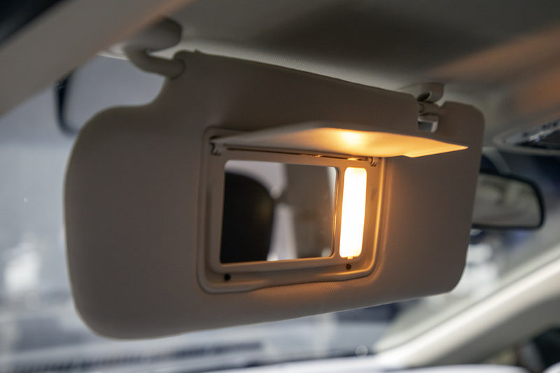 運転席、助手席のサンバイザーはミラーと照明付き