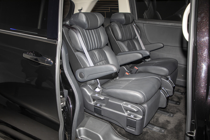 本革シート＆インテリアはe：HEV アブソルート EXとアブソルート EXにオプション設定。標準シートはコンビシート（プライムスムース×ファブリック）