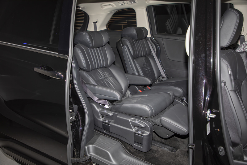 7人乗り車の2列目シートはキャプテンシート。リクライニングのほか、シートバック上部のみの角度調整、オットマンなどゆったりと座れる装備が付く。3列目を収納すればロングスライドも可能
