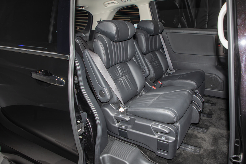 横方向にもスライドして2列目シート同士をくっつけることも可能