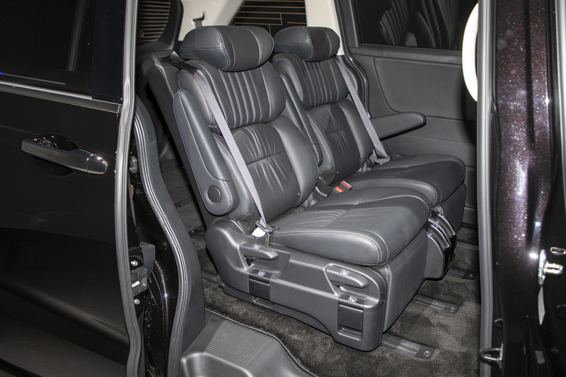 横方向にもスライドして2列目シート同士をくっつけることも可能