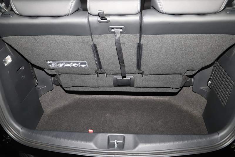 3列目シートのある状態では深めの収納スペースがある