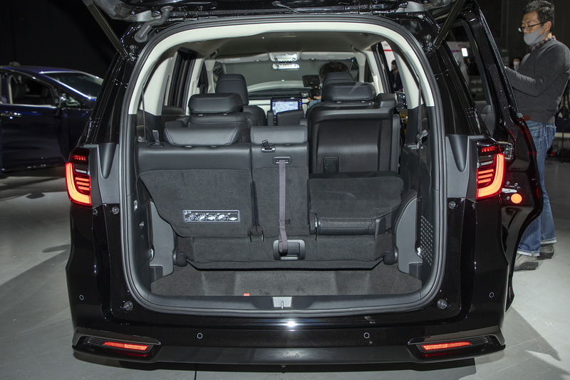 3列目シートの可倒パターン。左右別、センター部のみの可倒もできる