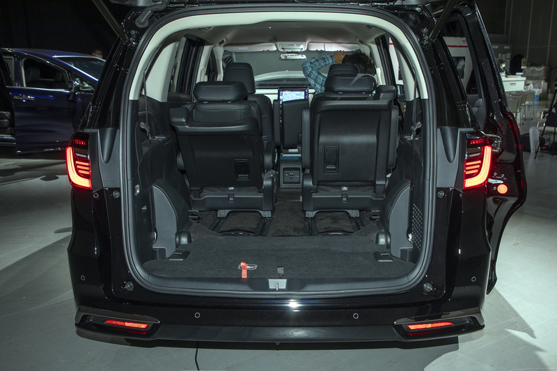 3列目シートの可倒パターン。フロアに収納した状態。ラゲッジスペースがかなり広く取れる。フロアが低いので荷物を置く際も積み降ろしが楽