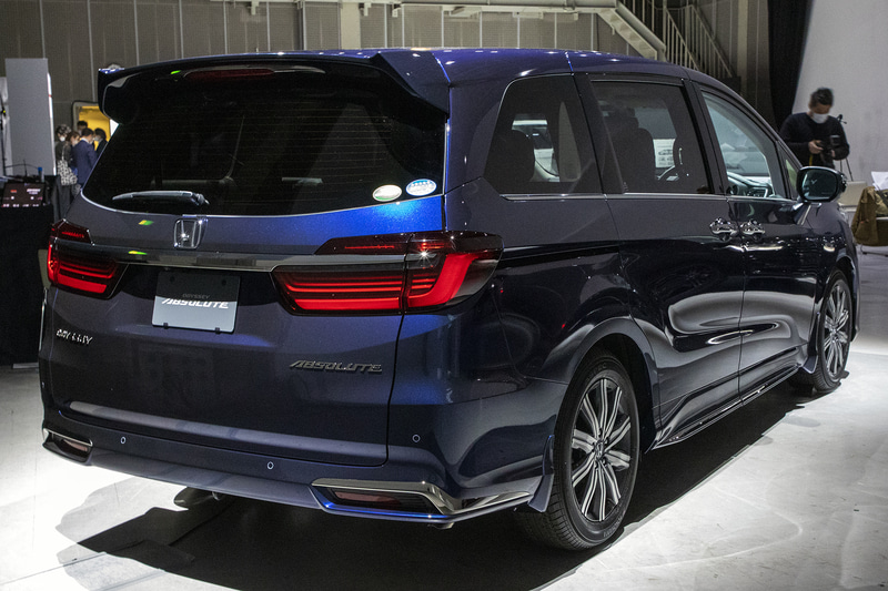 ホンダアクセス製の純正アクセサリー装着車。ベース車はアブソルートの8人乗り。ボディカラーはオプシダンブルー・パール