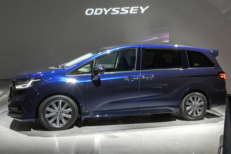 ホンダアクセス製の純正アクセサリー装着車。ベース車はアブソルートの8人乗り。ボディカラーはオプシダンブルー・パール