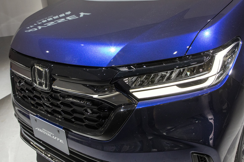 スポーティな顔つきに替えるベルリナブラック仕上げのフロントアッパーグリル。価格は3万8500円