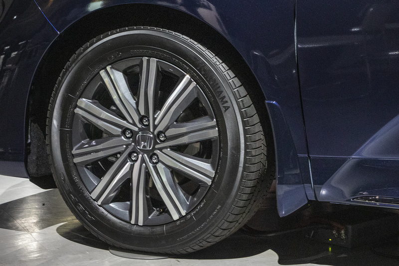 マッドガードは小振りなのでスタイルを崩さない。前後左右セットで価格は2万5300円