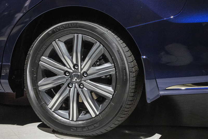 マッドガードは小振りなのでスタイルを崩さない。前後左右セットで価格は2万5300円