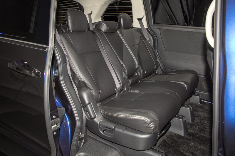 フルシートカバー 革調タイプを装着。7人乗り、8人乗りとも価格は7万9200円