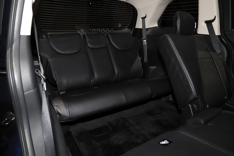 フルシートカバー 革調タイプを装着。7人乗り、8人乗りとも価格は7万9200円