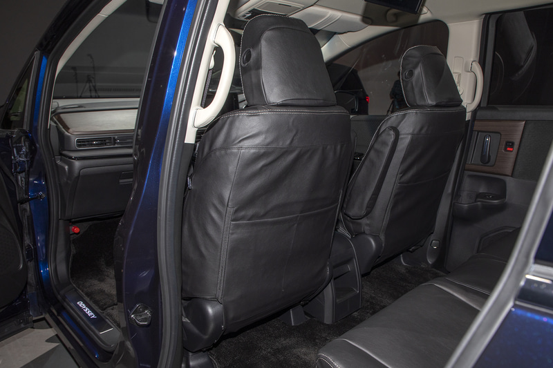 前席シートカバーの背面。ポケットが設けてある