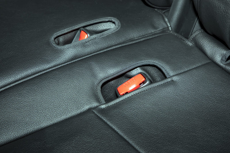 8人乗り用2列目シートのシートベルトバックル部。開口部が広めに取られているので付け外しの操作がしやすい