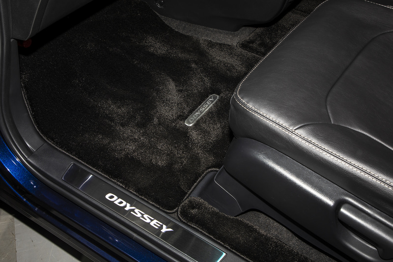 サイドステップガーニッシュはドア開閉と連動してLEDの車名ロゴが浮き上がる。ホワイトとブルーがあり、価格は各3万6300円