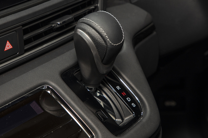 革巻きのシフトノブも用意