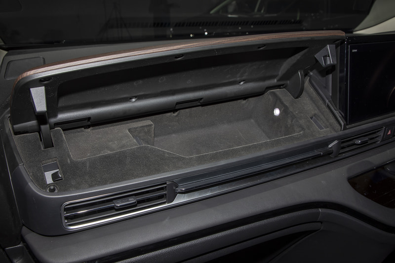 インパネアッパーボックス内に装着できるUSBチャージャーも用意。価格は1万1000円。ほかにインテリアパネルセンターロアー部と3列目サイドライニングにもUSBチャージャーを追加できる