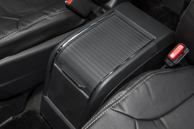 センターコンソールボックス未装着車用にオプションも用意している。標準装着されるものと同一品で価格は2万6400円