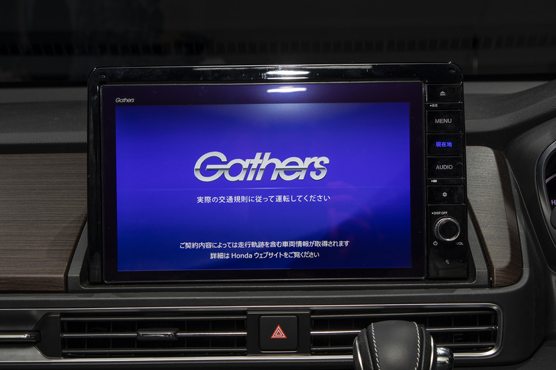 オデッセイ専用10インチ プレミアムインターナビ（VXU-217DYi）。価格は27万5000円。取付アタッチメントは4400円